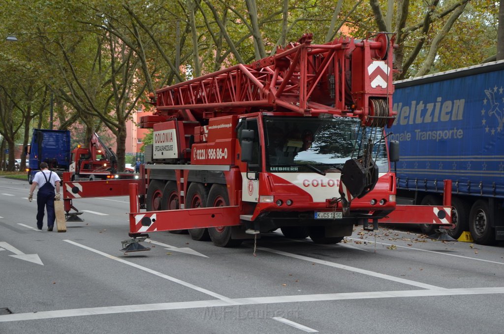 LKW verliert Auflieger Koeln Boltensternstr Pasteurstr P2030.JPG